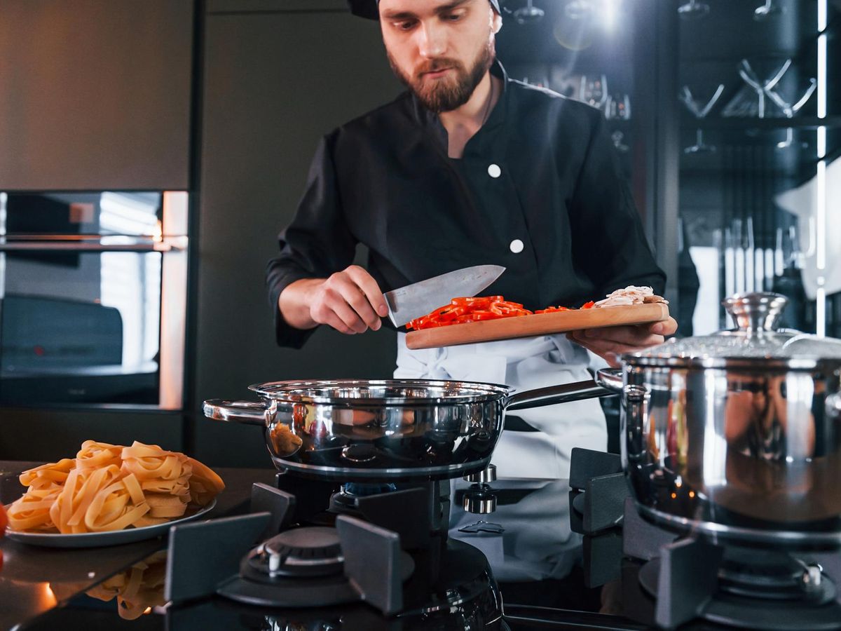 Jak wybrać sprzęt gastronomiczny i akcesoria kuchenne do kuchni profesjonalnej i domowej